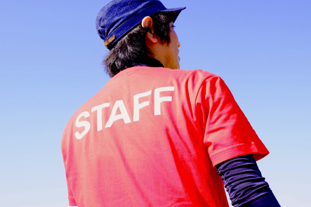 photo représentant un membre de l'équipe de dos avec un tshirt "staff"