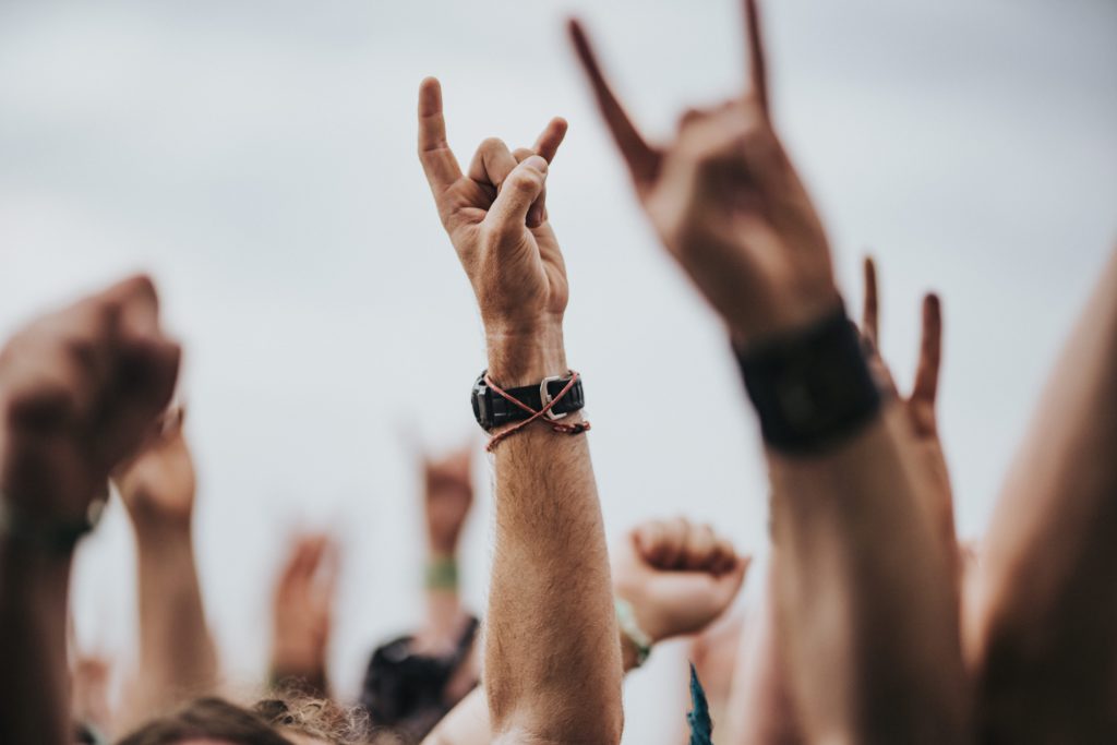 main en l'air lors d'un festival