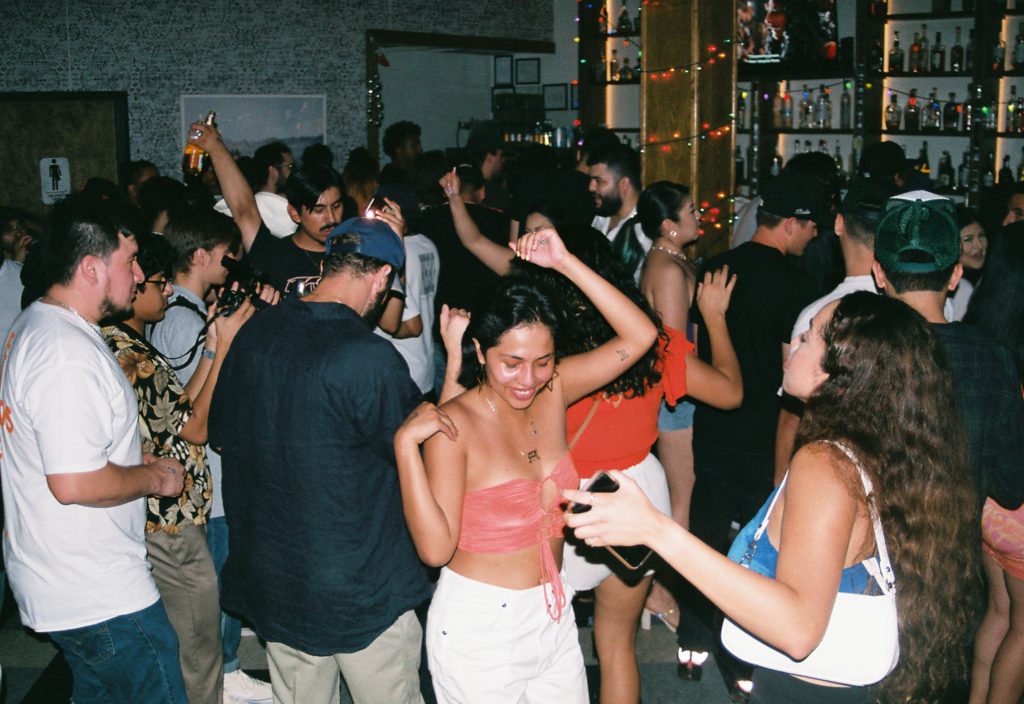 un groupe de jeunes adultes qui dansent dans une soirée de fin d'année